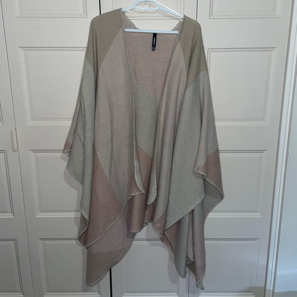 Torrid Light Pink & Tan Colorblock Ruana - Picture 4 of 7